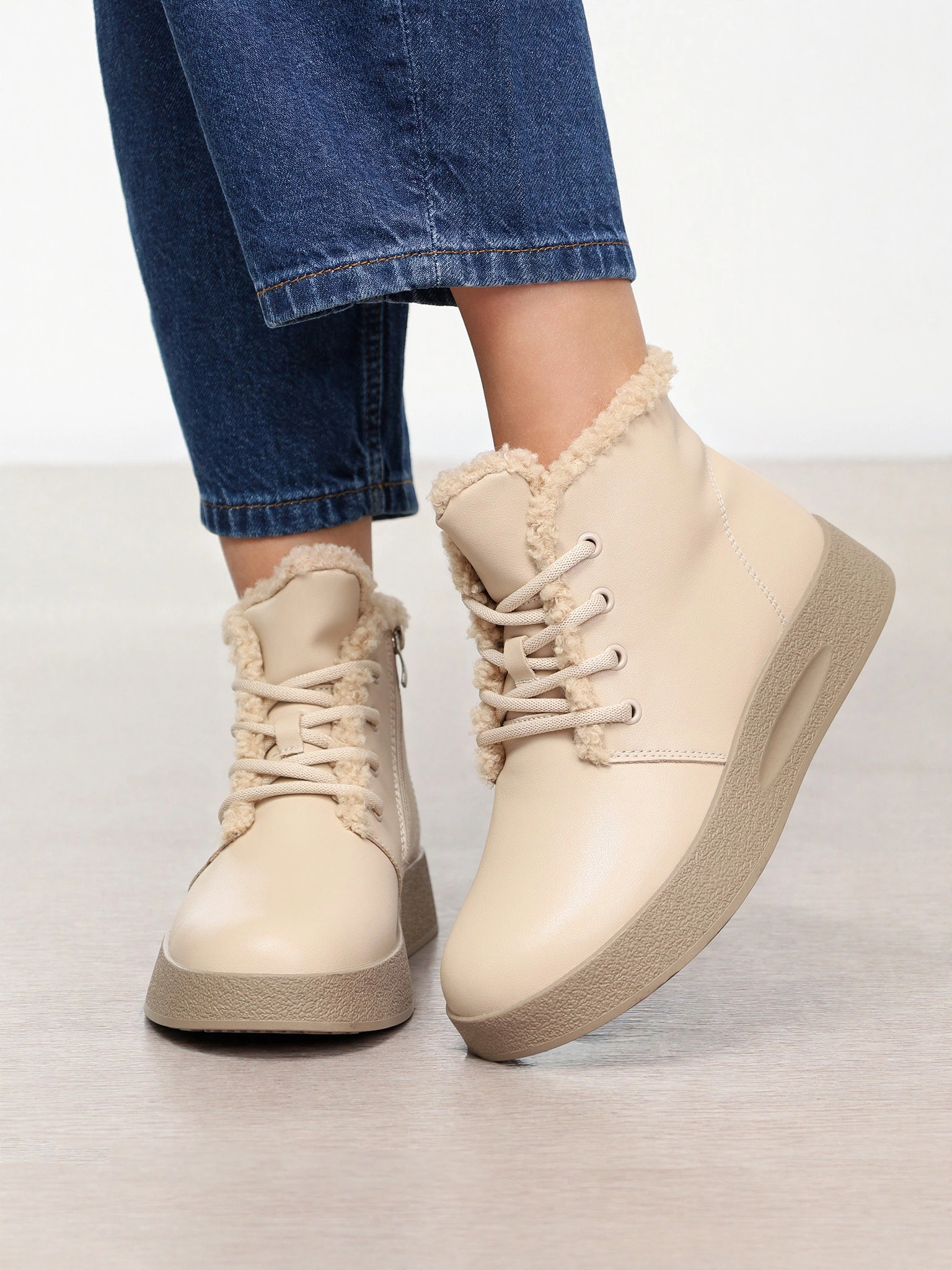 Ботинки бежевого цвета на средней платформе с меховой отделкой